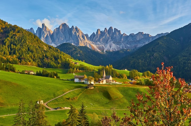 Foto gratuita santa maddalena en la cordillera de los dolomitastirol del sur