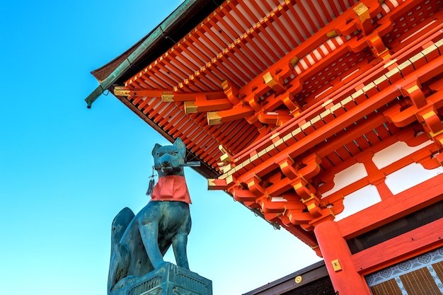 Foto gratuita santuario fushimi inari en kioto, japón