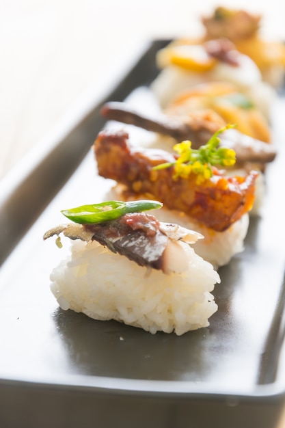 Sardina frita con salsa de pasta de camarones