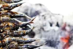 Foto gratuita sardinas asándose con el fuego de fondo