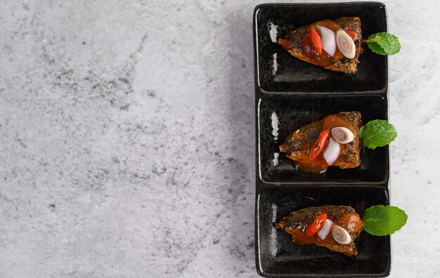 Sardinas picantes en bandeja de cerámica