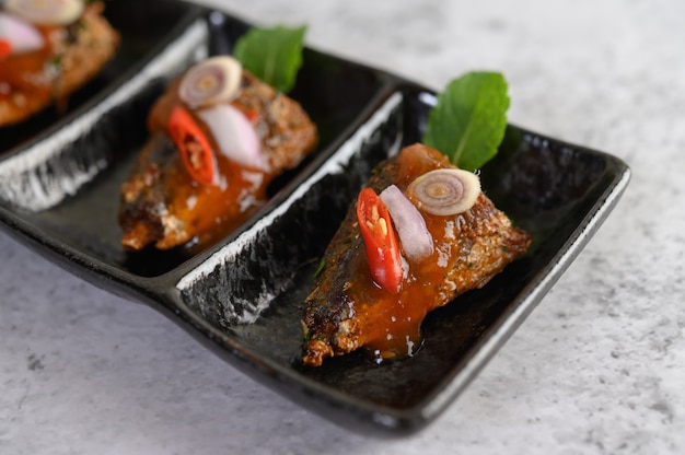 Sardinas picantes en bandeja de cerámica