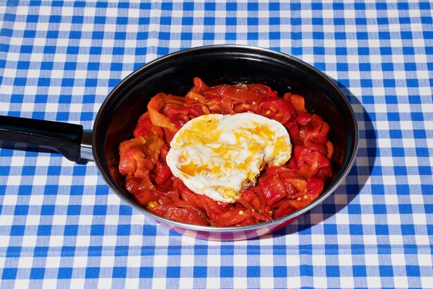 Sartén de alto ángulo con comida deliciosa.