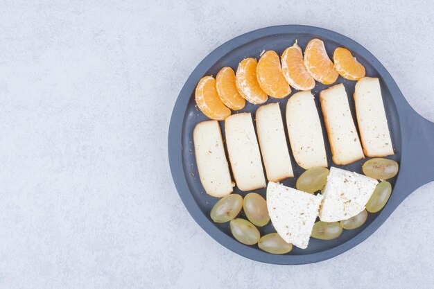 Una sartén oscura con pan de molde y frutas. Foto de alta calidad