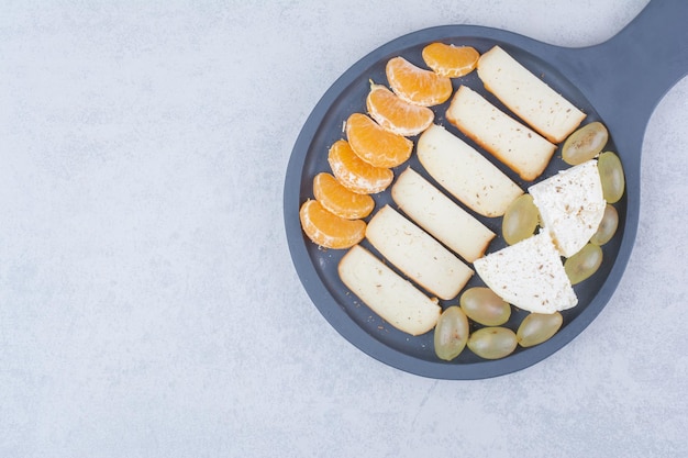 Una sartén oscura con pan de molde y frutas.