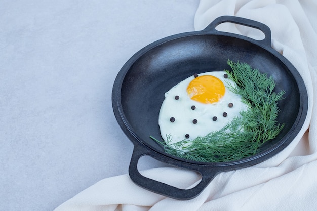 Foto gratuita una sartén de tortilla con pimienta y verduras en blanco.