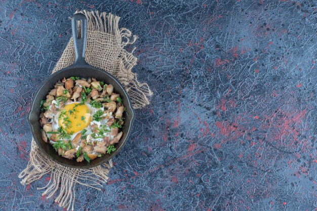 Una sartén de tortilla con verduras.