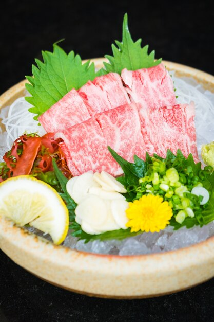 Sashimi crudo y fresco de la carne de vaca del matsusaka