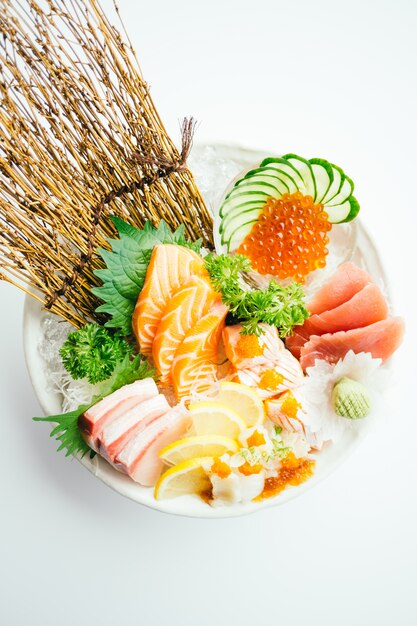 Foto gratuita sashimi mixto crudo y fresco con salmón, atún, hamaji y otros