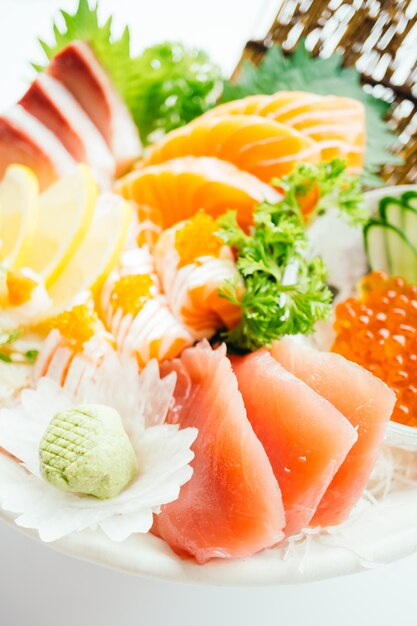 Sashimi mixto crudo y fresco con salmón, atún, hamaji y otros