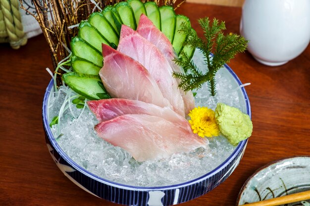 Sashimi de pescado crudo japonés fresco