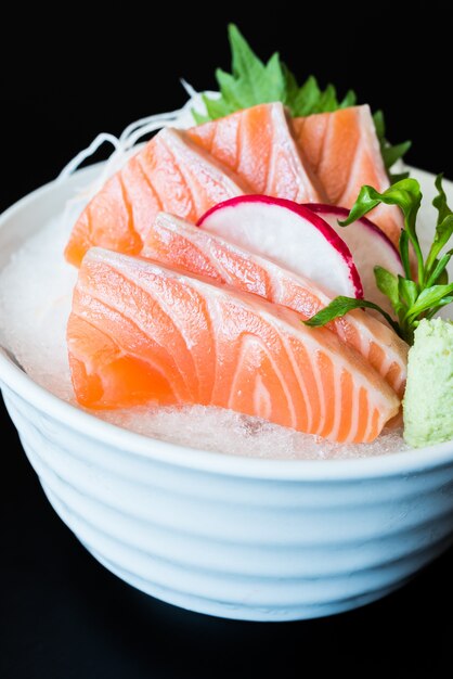 sashimi de salmón crudo