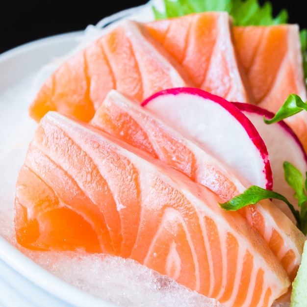 sashimi de salmón fondo naranja tradicional
