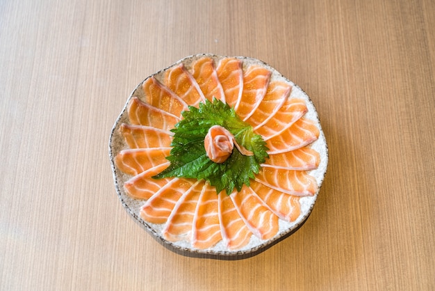 Sashimi de salmón en rodajas