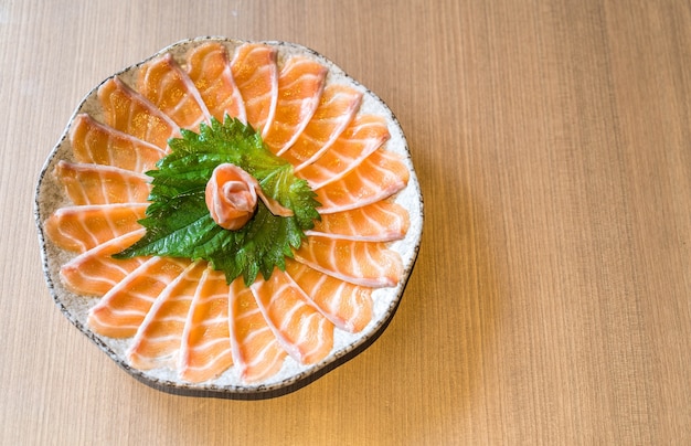Sashimi de salmón en rodajas
