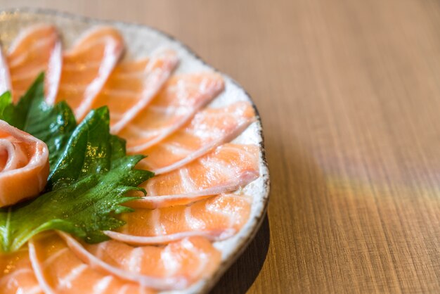 Sashimi de salmón en rodajas