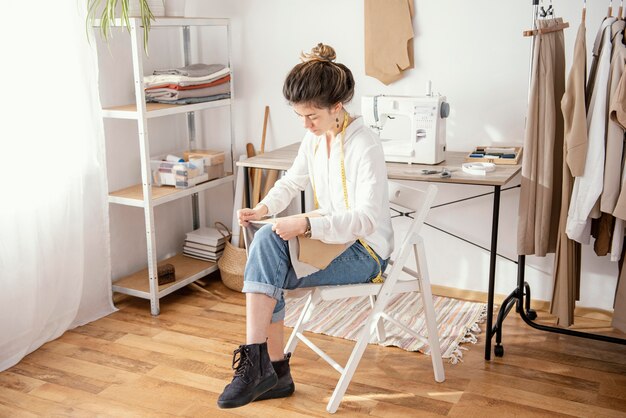 Sastre femenino trabajando en el estudio