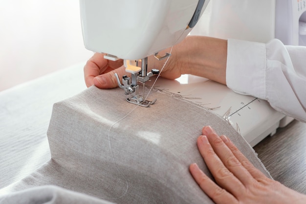 Sastre femenino trabajando con máquina de coser