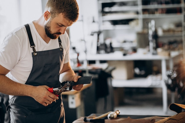 Foto gratuita sastre hombre trabajando con tela de cuero