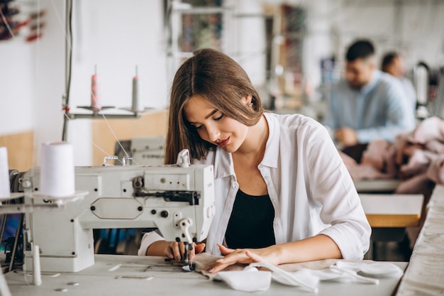 Sastre mujer trabajando en la fábrica de costura