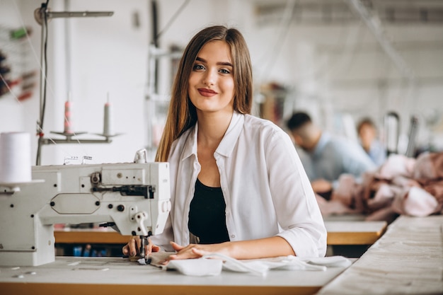 Sastre mujer trabajando en la fábrica de costura