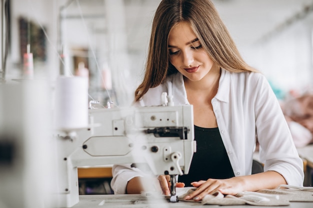 Sastre mujer trabajando en la fábrica de costura