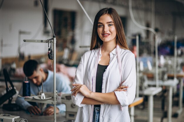 Sastre mujer trabajando en la fábrica de costura