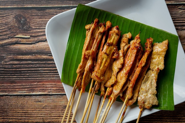 Satay de cerdo con salsa de maní o salsa agridulce, comida tailandesa