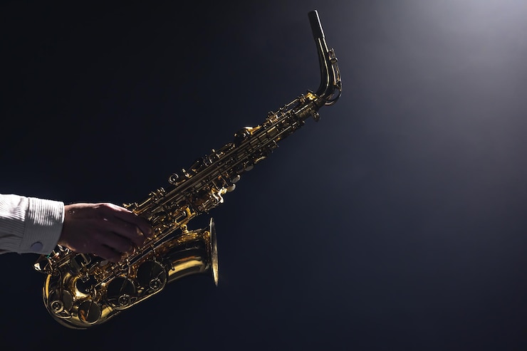 Foto gratuito saxofón en manos de un hombre en un espacio de copia de fondo oscuro