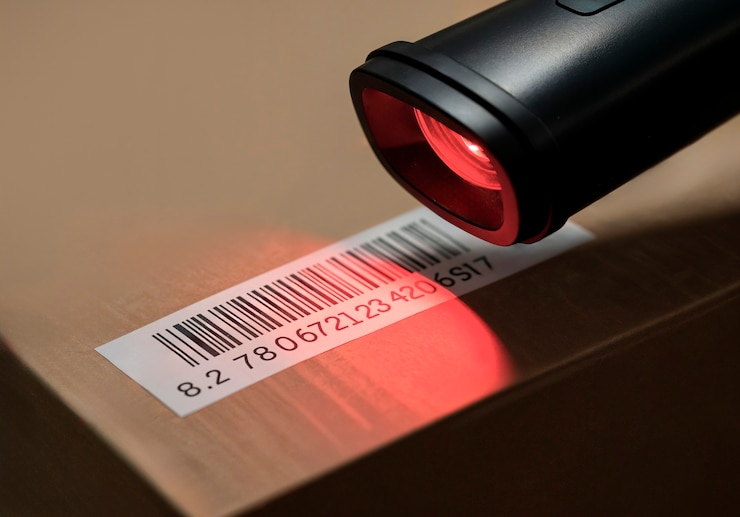 Foto gratuito scanning a barcode label with a laser scanner