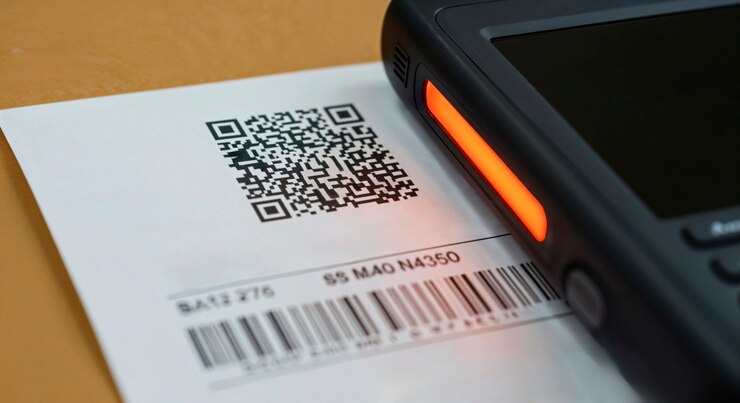 Foto gratuito scanning a qr code with a barcode scanner