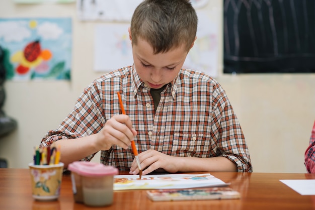 Foto gratuita schoolkid dibujo en la clase