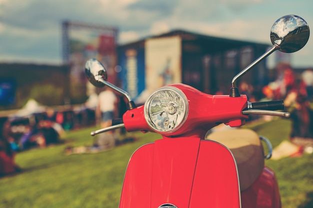 Scooter retro rojo sobre hierba