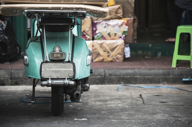 Foto gratuita scooter viejo estacionado en una calle