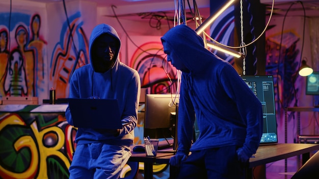 Script kiddie ayudado por un hacker