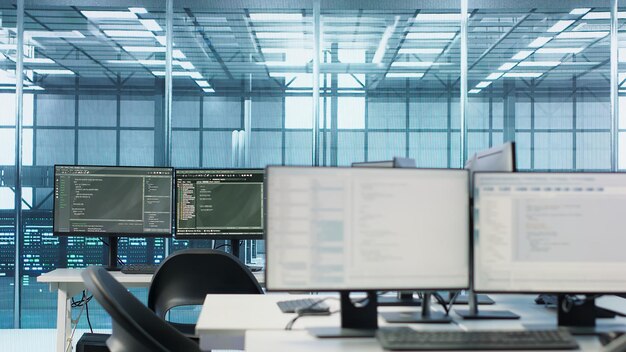 Scripts que se ejecutan en monitores de PC de escritorio que actualizan los servidores en el centro de datos