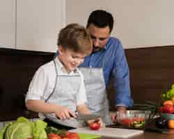 Foto gratuita sde ver hijo y padre en la cocina casera