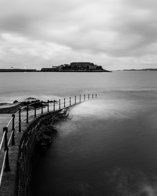 Seascape delante del castillo Cornet en St Peter Port, Guernsey