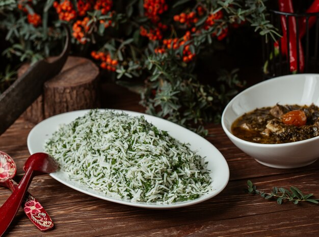 Sebzi plov, guarnición nacional de arroz con judías verdes y verduras.