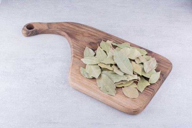 Secar las hojas de laurel en una bandeja de madera. Foto de alta calidad