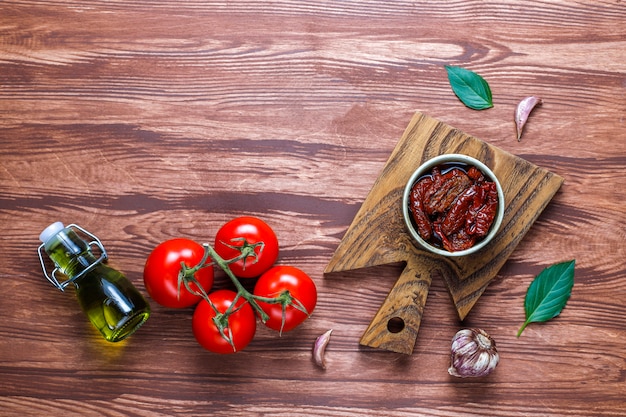 Secar los tomates con aceite de oliva.