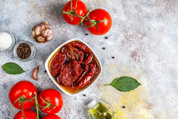 Foto gratuita secar los tomates con aceite de oliva.