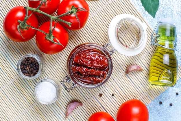 Secar los tomates con aceite de oliva.