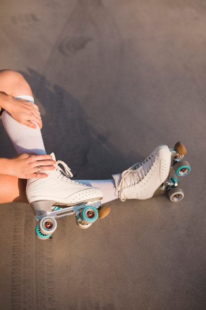 Sección baja de una mujer con patines.