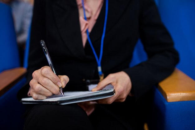 Sección intermedia de mujeres ejecutivas de negocios que participan en una reunión de negocios