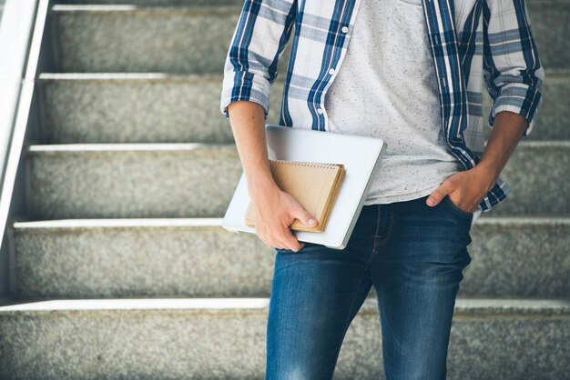 Sección media de estudiante anónimo listo para clase