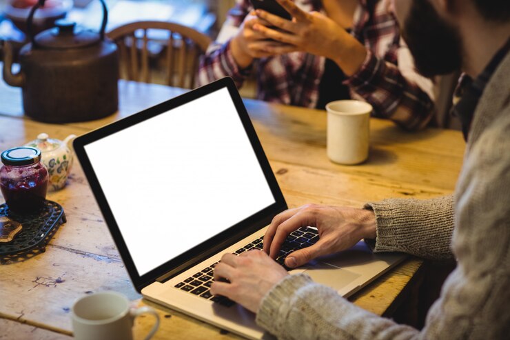 Foto gratuito sección media del hombre usando laptop