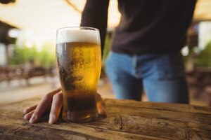Foto gratuita sección media del hombre con vaso de cerveza