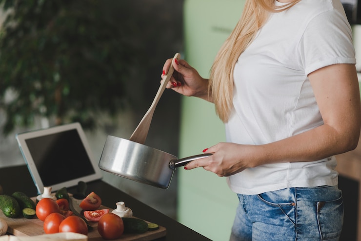 Foto gratuito sección media de mujer preparando comida