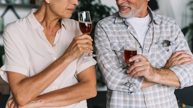 Foto gratuita sección media de pareja bebiendo alcohol